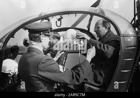 Flying formateur mr. CALs mit Hubschrauber zum Palast Soestdijk, mr. CALs mit Helm und Tasche Datum: 9. April 1965 Schlagwörter: Formateure, Helicopters Personenname: CALs, Jo Stockfoto