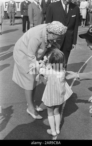 Fliegende Party auf Terlet. Queen Juliana wird Blumen Annotierung: National Airsports Day of the KNVVL aufgrund seines 60. Jahrestags am 9. September 1967 Ort: Gelderland, Terlet Keywords: Luftfahrt, Luftfahrt zeigt persönlichen Namen: Juliana (Königin Niederlande) Stockfoto