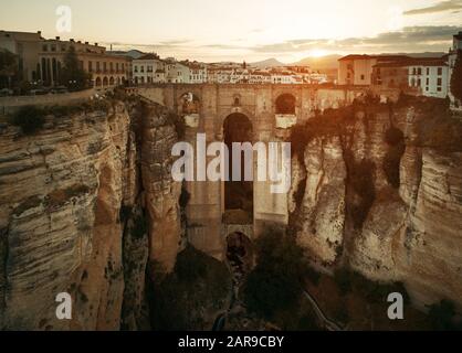 Puente Nuevo oder Neue Brücke Luftbild bei Sonnenaufgang in Ronda Spanien. Stockfoto