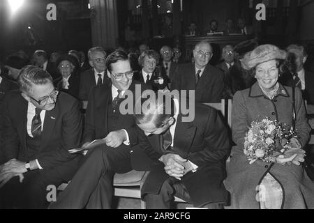 HM und Prins Claus zum Jubiläum Royal Ned. Akademie der Wissenschaften in Nieuwe Kerk Amsterdam V.l. Kommissar der Königin De Wit, Minister Deetman (Bildung), Prinz Claus und Königin Beatrix Datum: 12. Dezember 1983 Ort: Amsterdam, Noord-Holland Schlüsselwörter: Kommissare der Königin, Jubiläen, Königinnen, Minister, Fürsten persönlicher Name: Beatrix (Königin Niederlande), Claus (Prinz Niederlande), Deetman, Wim, Wit, Roel de Stockfoto