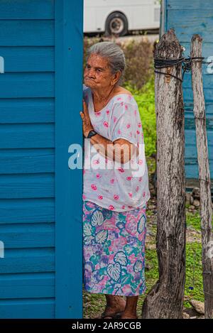 Alte Dominikanische Dame auf der Straße 3 Stockfoto