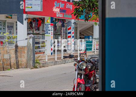 Alltagsszene in einer Dominikanischen Stadt 2 Stockfoto