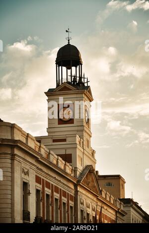 Glockenturm des Königlichen Hauses von der Post (Real Casa de Computerwoche) in Puerta del Sol in Madrid, Spanien. Stockfoto