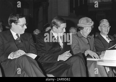 HM und Prins Claus zum Jubiläum Royal Ned. Akademie der Wissenschaften in Nieuwe Kerk Amsterdam V.l. Minister Deetman (Bildung), Prinz Claus und Königin Beatrix und Präsident der KNAW Donner Datum: 12. Dezember 1983 Ort: Amsterdam, Noord-Holland Schlüsselwörter: Jahrestage, Königinnen, Minister, Fürsten persönlicher Name: Beatrix (Königin Niederlande), Claus (Prinz Niederlande), Deetman, Wim Stockfoto