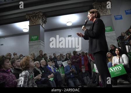 Des Moines, Vereinigte Staaten. Januar 2020. Demokratische Präsidentschaftskandidatin für 2020 Minnesota Senatorin Amy Klobuchar macht Bemerkungen während einer Wahlkampfveranstaltung in des Moines, Iowa, Sonntag, 26. Januar 2020. Die Kandidaten kämpfen weiter vor Iowas Erstem in der Nation am 3. Februar. Foto von Mike Theiler/UPI. Credit: UPI/Alamy Live News Stockfoto