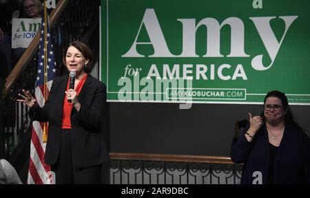 Des Moines, Vereinigte Staaten. Januar 2020. Demokratische Präsidentschaftskandidatin für 2020 Minnesota Senatorin Amy Klobuchar macht Bemerkungen während einer Wahlkampfveranstaltung in des Moines, Iowa, Sonntag, 26. Januar 2020. Die Kandidaten kämpfen weiter vor Iowas Erstem in der Nation am 3. Februar. Foto von Mike Theiler/UPI. Credit: UPI/Alamy Live News Stockfoto