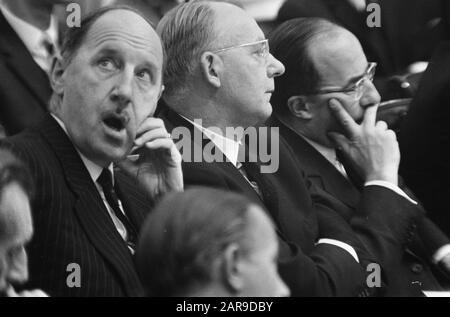 Das Repräsentantenhaus beschäftigte sich mit dem Haushalt von links Minister Joseph Luns (KVP) Ministerin Anne Vondeling PvdA) und Premierminister Jo Cals (KVP) Datum: 11. Oktober 1966 Ort: Den Haag, Zuid-Holland Schlüsselwörter: Minister- Präsidenten, Minister, Regierungsbudgets, Parlamentsdebatten, politischer Personenname: CALs, Jo, Luns, Joseph, Vondeling, Anne Stockfoto