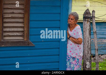 Alte Dominikanische Dame auf der Straße 2 Stockfoto