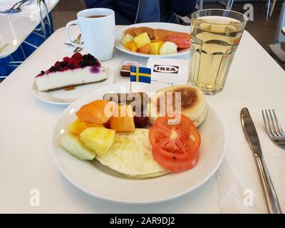 Montreal, Kanada - 10. April 2019: IKEA Food auf einem Tisch im IKEA Store. Skandinavische Kette, die fertig zusammenbaubare Möbel und Haushaltswaren in einem w verkauft Stockfoto