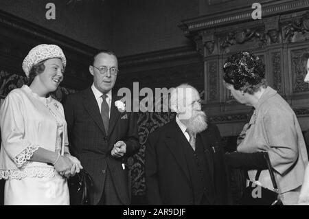 Verleihung des Erasmus-Preises 1963 an Professor Martin Buber am Tropenmuseum in Amsterdam V.l. Prinzessin Beatrix, Prinz Bernhard, Martin Buber und Königin Juliana Datum: 3. Juli 1963 Ort: Amsterdam, Noord-Holland Schlüsselwörter: Philosophen, Gruppenporträts, Königinnen, Auszeichnungen, Fürsten, Prinzessinnen persönlicher Name: Beatrix (Prinzessin Niederlande), Bernhard (Prinz Niederlande), Buber, Martin, Juliana (Königin Niederlande) Institutionenname: Tropenmuseum Stockfoto