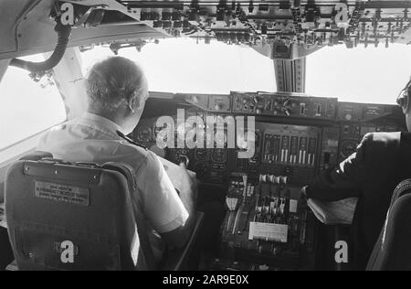 Flug mit Boeing 747 von Schiphol nach Rom; Cockpit-Datum: 27. Februar 1971 Schlagwörter: Cockpit, Name der Flugzeugperson: Boeing 747 Institutionenname: Schiphol Stockfoto