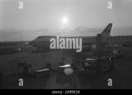 Flug mit Boeing 747 nach Rom ab Schiphol Datum: 27. Februar 1971 Standort: Noord-Holland, Schiphol Schlüsselwörter: Name der Flugzeugperson: Boeing 747 Stockfoto