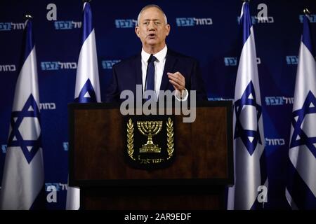 (200127) -- PEKING, 27. Januar 2020 (Xinhua) -- Israels Blau-Weiß-Parteichef Benny Gantz spricht während einer Pressekonferenz in Tel Aviv, Israel, 25. Januar 2020. Benny Gantz, der wichtigste politische Rivale des israelischen Premierministers Benjamin Netanyahu, gab am Samstag bekannt, dass er den US-Präsidenten Donald Trump in Washington treffen wird, um einen Friedensplan von Maideast zu diskutieren. (Jini/Handout über Xinhua) Stockfoto