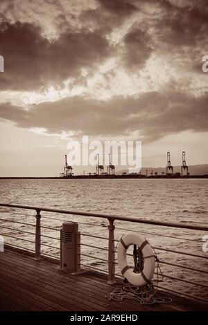 Osaka Hafen mit Kran Silhouette bei Sonnenuntergang. Japan. Stockfoto