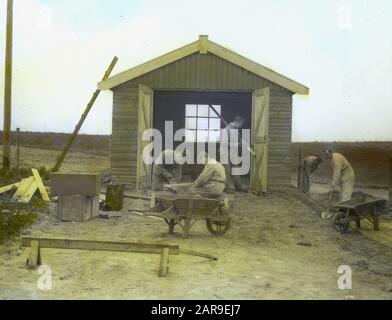 Werkkamp't Wijde Veld in Ede. Garage Anmerkung: Dieses Arbeitslager wurde für junge Arbeitslose unter der Verantwortung des Sozialministeriums eingerichtet. Die Eröffnung fand am 13. Mai 1935 statt Datum: 1935 Ort: EDE Schlüsselwörter: Workcamps Stockfoto