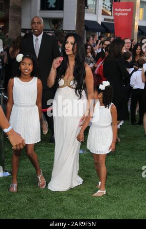 Hollywood, CA - 18. JUNI: Vanessa Bryant Natalia Gianna besucht das Los Angeles Film Festival 2012 Premiere von Disney Pixars 'Brave' im Dolby Theatre am 18. Juni 2012 in Hollywood, Kalifornien: Vanessa Bryant, Natalia und Gianna Bryant Stockfoto