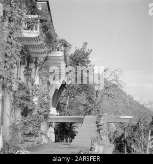 Besuch des deutschen Autors Erich Maria Remarque und der amerikanischen Schauspielerin Paulette Goddard in ihrer Villa in Porto Ronco Schweiz vor der Villa in Porto Ronco mit Terrasse und Blick auf die Berge am Lago Maggiore Datum: Oktober 1961 Ort: Lago Maggiore, Schweiz Schlüsselwörter: Seen, Terrassen persönlicher Name: Remarque, Erich Maria Stockfoto