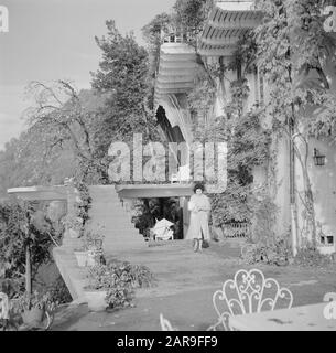 Besuch des deutschen Autors Erich Maria Remarque und der amerikanischen Schauspielerin Paulette Goddard in ihrer Villa in Porto Ronco Schweiz vor der Villa in Porto Ronco mit Frau Kramer Datum: Oktober 1961 Standort: Lago Maggiore, Schweiz Schlüsselwörter: Terrassen, Wohnungen Stockfoto