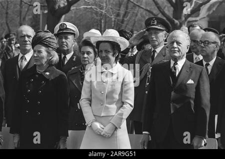 Besuch des kanadischen Gouverneurs Roland Michener, seines V.R.N.L. Gouverneur General Michener, Prinzessin Margriet und Frau Michener-Willis während der Zeremonie auf dem kanadischen Militärfriedhof in holten Datum: 15. april 1971 Ort: Holten, Overijssel Schlüsselwörter: Friedhöfe, Generalstatthalter, Feierlichkeiten, Prinzessinnen persönlicher Name: Michener-willis, Norah, Margriet, Prinzessin, Michener, Roland Stockfoto