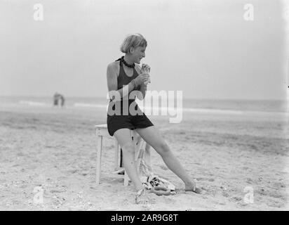 Frau am Strand Datum: Undatierte Schlüsselwörter: Strände, Frauen Stockfoto