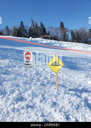 Saint-Sauveur, Kanada - 11. April 2019: SOMMET Saint Sauveur ist ein Skigebiet in Quebec mit vielen Läufe, Nachtskifahren, einem Restaurant und Baraktivitäten Stockfoto