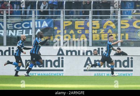 Mailand, Italien. Januar 2020. Der FC Inter Lautaro Martinez (1. R) feiert während eines Serie-A-Fußballspiels zwischen dem FC Inter und Cagliari in Mailand, Italien, 26. Januar 2020. Credit: Cheng Tingting/Xinhua/Alamy Live News Stockfoto