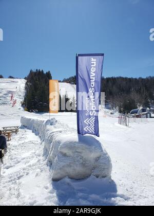 Saint-Sauveur, Kanada - 11. April 2019: Sonniger Frühlingstag im Skigebiet Sommet. SOMMET Saint Sauveur ist ein Skigebiet in Quebec mit vielen Läufe, Nacht Stockfoto