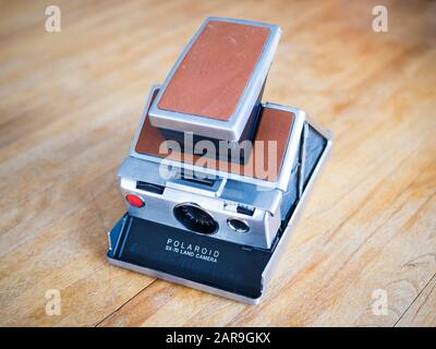 Eine originale Polaroid SX-70 Land Kamera, eine faltbare Spiegelreflexkamera, die 1972 erstmals von der Polaroid Corporation produziert wurde. Stockfoto