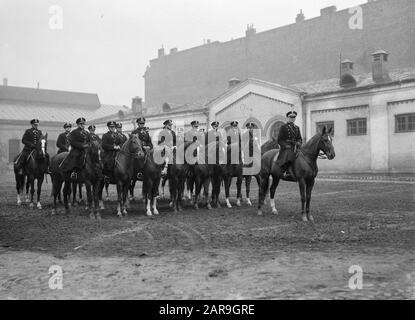 Reisen Sie nach Polen Warschau. Eine gerittete Abteilung von Polizeibeamten. Datum: 1934 Ort: Polen, Warschau Schlagwörter: Pferde, Polizei, Fahrer Stockfoto