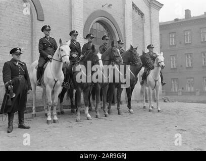 Reisen Sie nach Polen Warschau. Eine Reihe von Polizeibeamten zu Pferd. Links, Polizeibeamter mit Trompete Datum: 1934 Ort: Polen, Warschauer Schlüsselwörter: Pferde, Polizei, Reiter, Trompeten Stockfoto