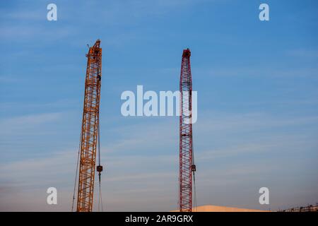 Zwei Baukräne am Himmel Stockfoto