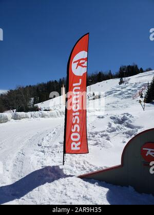 Saint-Sauveur, Kanada - 11. April 2019: Rossignol-Flagge und Logo im Skigebiet Sommet. SOMMET Saint Sauveur ist ein Skigebiet in Quebec mit vielen Läufe Stockfoto