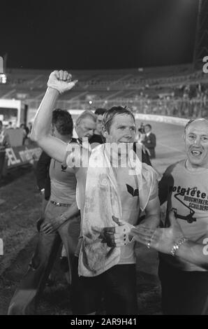 Radweltmeisterschaften 1979 im Olympiastadion von Amsterdam Weltmeister Mattheus Show Off am Ende Datum: 30. August 1979 Ort: Amsterdam, Noord-Holland Schlagwörter: Tribute, Sport, Radsport persönlicher Name: Pronk, Mattheus Stockfoto