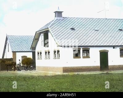 Modellbauernhof Lactaria in Stevensbeek Annotation: Im Jahre 1910 verkaufte die Gemeinde Sambeek 455 Hektar Wildland an J.H.B. Klines aus Maastricht. Die Firma Lactaria NV, eine Bergbaufarm, gründete sie. In kurzer Zeit wurde das entsprechende Land aus unermesslichen Mooren in Bau- und Grünland umgewandelt. Die Ausbeutung und Ausbeutung lag zunächst in den Händen der Nederlandse Heidemaatschappij. Die neue Siedlung "Lactaria" bestand aus einer Musterfarm und drei Doppelarbeiterhäusern. Datum: Undatierter Standort: Stevensbeek Schlüsselwörter: Moderne landwirtschaftliche Gebäude, Wohnen Stockfoto