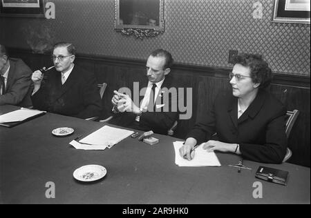 Die von Reichgraf Von Thun und Holenstein in den Haag gebildete Weltregierung, der mit zwei Mitarbeitern gebildete Reichgraf (Mitte) verließ Jan Braat, rechtes Fräulein-Datum: 15. Januar 1968 Ort: Den Haag, Zuid-Holland Stockfoto