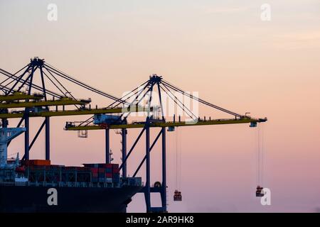 Hafenfreight Perspektive für Import und Export Stockfoto