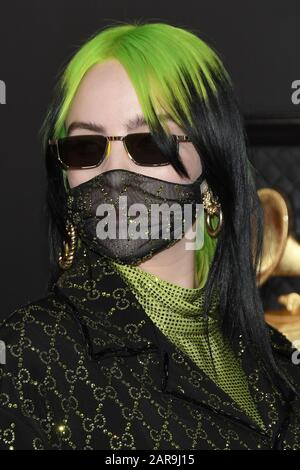 Los Angeles, CA, USA. Januar 2020. Billie Eilish kommt am 26. Januar 2020 im Staples Center in Los Angeles, Kalifornien, USA, auf den 62. Jährlichen Grammy Awards Red Teppich. (Foto von Sthanlee B. Mirador/Sipa USA) Kredit: SIPA USA/Alamy Live News Stockfoto