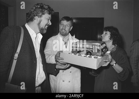 Alderman Van der Vlis während der Behandlung auf der Gemeinderatssitzung Amsterdam plant tramm Bus 15 Datum: 21. Januar 1987 Ort: Amsterdam, Noord-Holland Schlüsselwörter: WINKIERS, Gemeinderäte, Kuchen, Treffen Stockfoto