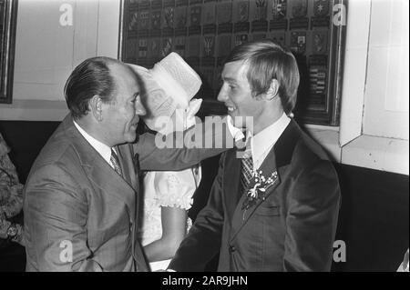 Radfahrer Leijn Loevesijn heiratet Ineke Vink im Stadhuis Amsterdam Datum: 25. August 1972 Ort: Amsterdam, Noord-Holland Schlüsselwörter: Ehen, Stadthallen, Radfahrer persönlicher Name: Ineke Vink, Loeveseijn, Leijn Stockfoto