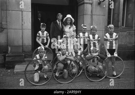 Radfahrer Leijn Loevesijn heiratet Ineke Vink im Stadhuis Amsterdam Datum: 25. August 1972 Ort: Amsterdam, Noord-Holland Schlüsselwörter: Ehen, Stadthallen, Radfahrer persönlicher Name: Ineke Vink, Loeveseijn, Leijn Stockfoto