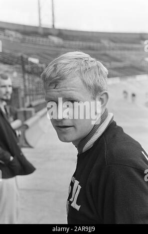 Radsport, Amateur-Team in Nuth, Nummer 11 Steevens (Kopfnummer 12 Leo Duyndam (KOP) Datum: 17. August 1966 Ort: Nuth Schlüsselwörter: Radsport persönlicher Name: Duyndam, Leo Stockfoto