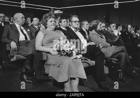 Willem Duys erreicht Edisons in der Fernsehsendung Zum ersten Schlag. Tante Leen und Johnny Jordaan Datum: 26. Februar 1971 Schlagwörter: Auszeichnungen, Sänger persönlicher Name: Jordaan, Johnny, Tante Leen Stockfoto