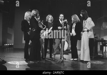 Willem Duys erreicht Edisons in der Fernsehsendung Zum ersten Schlag. The Symphonic Rock Band Ekseption Date: 26. Februar 1971 Schlagwörter: Popmusik, Preisverleihung persönlicher Name: Duys, Willem Stockfoto