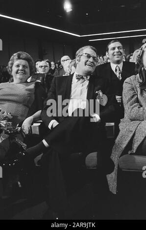 Willem Duys erreicht Edisons in der Fernsehsendung Zum ersten Schlag. Johnny Jordaan lächelte in der ersten Reihe Datum: 26. Februar 1971 Schlagwörter: Auszeichnungen, Sänger persönlicher Name: Jordaan, Johnny Stockfoto