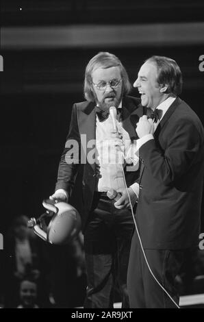 Grand Gala du Disque in RAI Willem van Kooten (links) und Willem Duys Datum: 15. Februar 1974 Ort: Amsterdam, Noord-Holland Schlagwörter: Musikfestivals, Moderatoren persönlicher Name: Duys, Willem, Kooten, Willem van Stockfoto