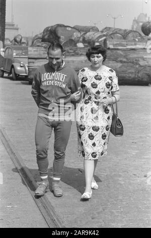 Tour de France 1961 Wim van EST mit Frau an der seine Datum: 23. Juni 1961 Ort: Frankreich, Paris Schlüsselwörter: Radfahrer persönlicher Name: EST, Wim van Stockfoto