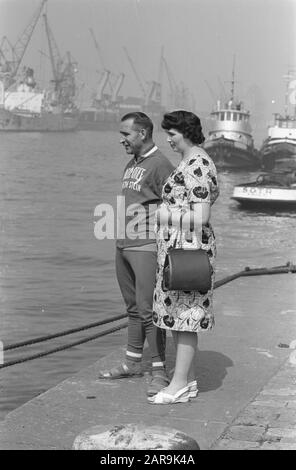 Tour de France 1961 Wim van EST mit Frau an der seine Datum: 23. Juni 1961 Ort: Frankreich Schlagwörter: Radfahrer persönlicher Name: EST, Wim van Stockfoto
