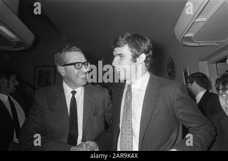 Wim van Hanegem erscheint vor der Beschwerdekammer des KNVB in Utrechter. Van Hanegem wird von seinem Anwalt W. Dommering Datum: 7. november 1969 Ort: Utrechter (Stadt) Schlüsselwörter: Gerichtsverhandlungen, Fußballer persönlicher Name: Couwenberg, Hanegem, Willem van Institutioningsnaam: Feyenoord gratuliert Stockfoto