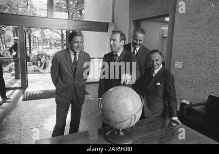 Z. K. H. PR. Claus an der Rezeption. US-Astronaut James Lovell in der US-Botschaft in den Haag: Z. K. H. Pr. Datum: 21.August 1969 Ort: Den Haag, Zuid-Holland Schlüsselwörter: Belege, Botschaften, Botschafter, Fürsten persönlicher Name: Claus, Fürst Stockfoto