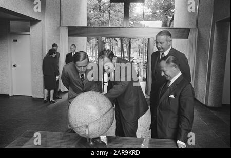 Z. K. H. PR. Claus an der Rezeption. US-Astronaut James Lovell in der US-Botschaft in den Haag: Z. K. H. Pr. Datum: 21.August 1969 Ort: Den Haag, Zuid-Holland Schlüsselwörter: Belege, Botschaften, Botschafter, Astronauten, Princes persönlicher Name: Claus, Prinz Stockfoto